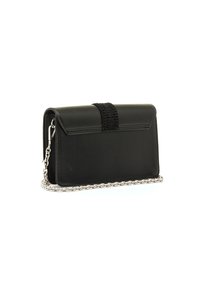 Bolso de mano negro con textura suave, que cuenta con una correa negra tejida, cadena plateada y cierre de solapa. Forma rectangular compacta.