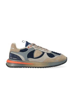 Sneaker sportivo a basso profilo con suede beige, pannelli in rete blu navy, accenti grigi, striscia arancione sulla suola maculata e lacci beige.