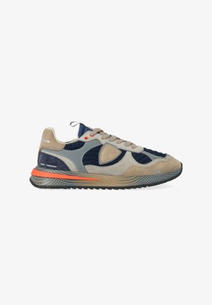 Sneaker sportivo a basso profilo con suede beige, pannelli in rete blu navy, accenti grigi, striscia arancione sulla suola maculata e lacci beige.