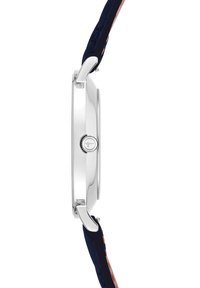 Zilverkleurig horloge met een gepolijste kast, een ronde wijzerplaat en een donkerblauwe textielen band met een subtiel patroon en contrasterende accenten.