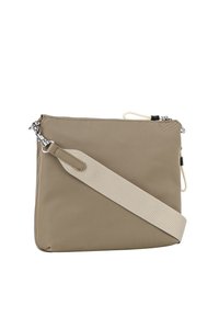 Borsa a tracolla in nylon beige con superficie texturizzata, dotata di una chiusura con zip argento e di una tracolla in tessuto beige regolabile.