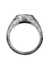 Silver ring med en texturerad yta, som har en bred band och vinklad design. Ytan visar tydliga linjer och mönster genom hela ringen.