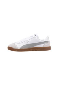 Zapatillas deportivas blancas con un acento de gamuza gris, punta redonda, suela plana de goma color marrón, y cordones tradicionales. Logo de Puma mostrado en el lateral.
