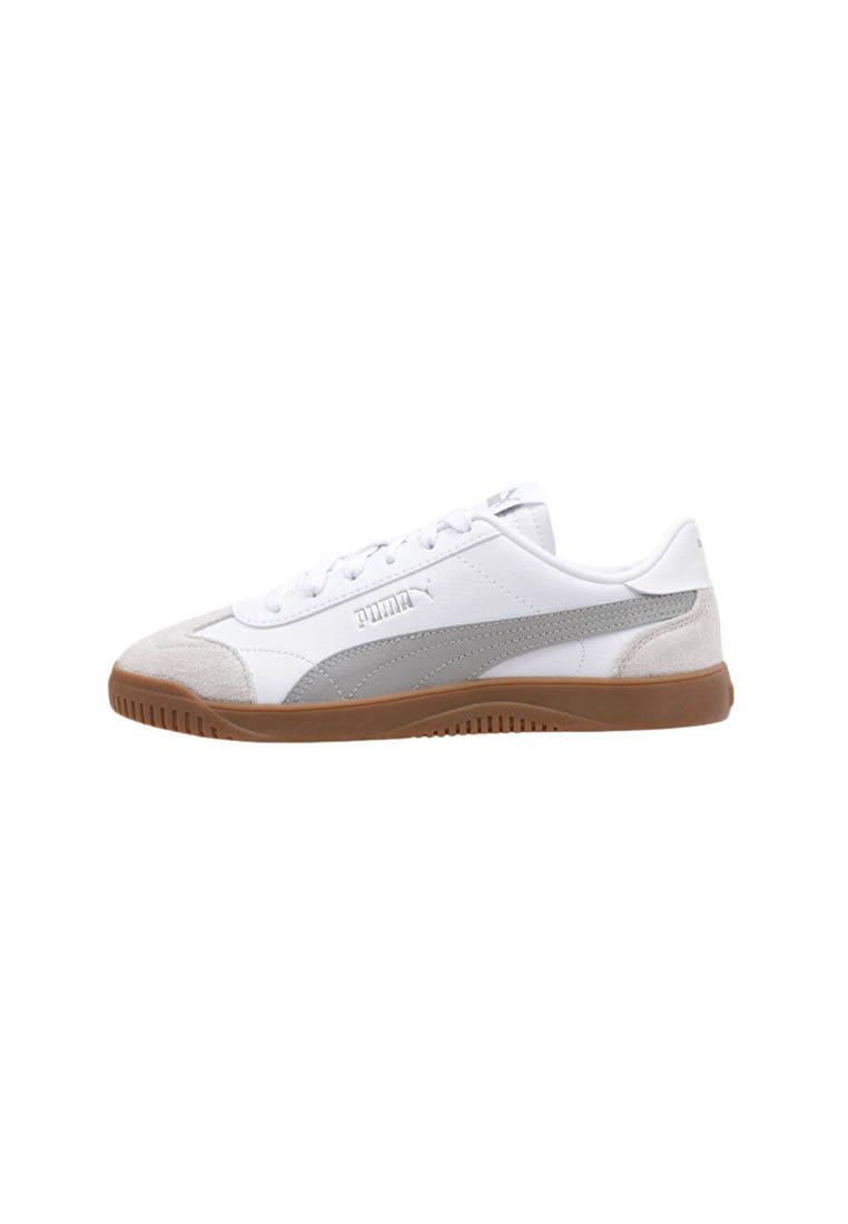 Zapatillas deportivas blancas con un acento de gamuza gris, punta redonda, suela plana de goma color marrón, y cordones tradicionales. Logo de Puma mostrado en el lateral.