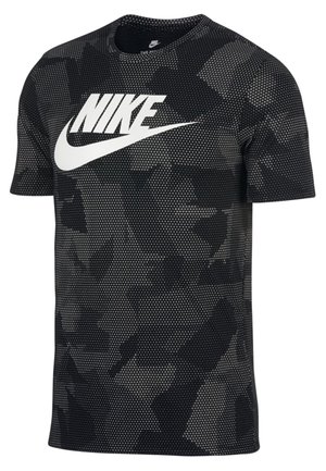 Czarna i szaro-kamuflażowa koszulka Nike z krótkim rękawem, z dużym białym logo Nike i symbolem swoosh na piersi.
