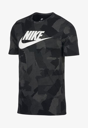 Musta- ja harmaakuvioinen, lyhythihainen Nike T-paita, jossa suuri valkoinen Nike-logo ja swoosh rinnassa.