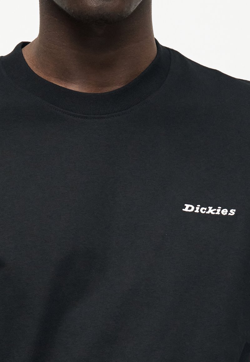 Sudadera negra de algodón con cuello redondo, puños acanalados y un logo blanco bordado en el área del pecho izquierdo.