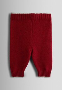 Rote gestrickte Hosen für Kleinkinder mit gerippten Bündchen und elastischem Bund, ausgestattet mit einem kontrastierenden hellgrauen Besatz und einer weichen, strukturierten Oberfläche.