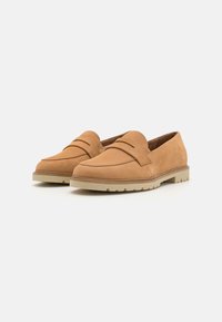 Brune gamasjesloafers med rund tå, med doble reimdetaljer og en kontrasterende lys gummisåle med mønstret såle.