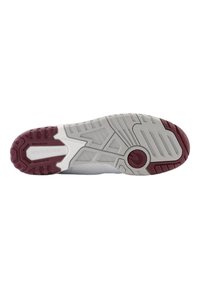 New Balance atletik sko sål, der har en struktureret lys grå overflade med maroon accenter, multidirektionelt dækmønster og fremtrædende branding.