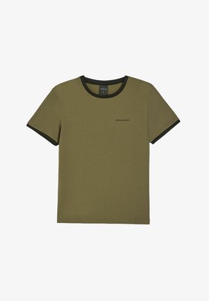 Zielono-oliwkowy T-shirt bawełniany z krótkim rękawem i czarnym ściągaczem przy kołnierzu. Posiada małe czarne logo nadrukowane z przodu.