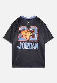 Canotta da basket in rete nera con "JORDAN" e numero "23" in un vivace blu e arancione, con una grafica di un pallone da basket e un colletto di un blu chiaro.
