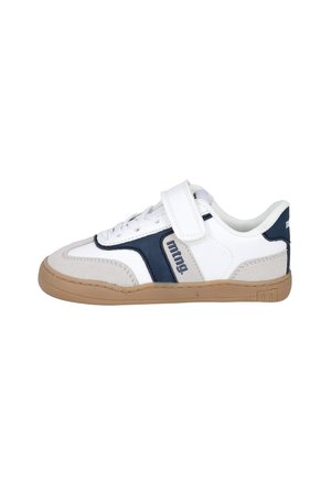 Zapatilla blanca y azul marino de corte bajo con detalles en ante beige, cordones, una tira de velcro y suela de goma marrón, vista lateral.
