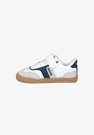 Zapatilla blanca y azul marino de corte bajo con detalles en ante beige, cordones, una tira de velcro y suela de goma marrón, vista lateral.