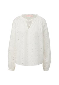 Blouse blanche à manches longues en tissu ajouré, encolure froncée avec lien, et poignets élastiques.