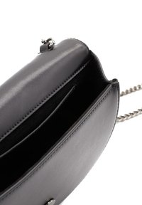 Czarna skórzana torba o gładkiej fakturze, z srebrnym łańcuszkiem i jedną komorą z wewnętrzną kieszonką na karty.