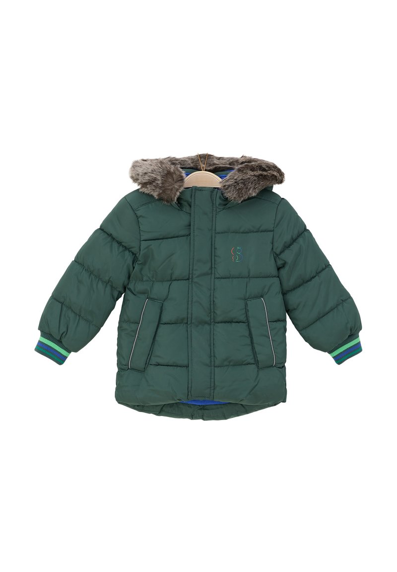 Veste verte rembourrée avec une capuche en fourrure, présentant des accents gris, des poignets élastiques avec des rayures multicolores et des poches latérales.