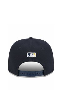 Marineblaue Baseballkappe mit flachem Schirm, verstellbarem Snapback und weißem gesticktem Logo-Patch auf der Rückseite. Der Stoff hat eine glatte Textur.