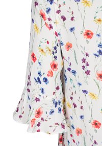 Bluse mit floralem Muster auf weißem Hintergrund, mit lebendigen roten, blauen, gelben und lila Blumen; Rüschendesign an den Ärmeln sorgt für Details.