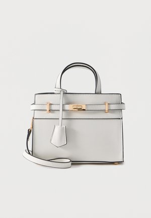 Petit sac à main blanc avec poignées supérieures, une bandoulière amovible et un détail de boucle dorée sur le rabat avant.