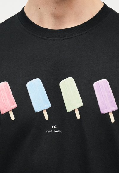 Μαύρο μπλουζάκι με τέσσερα παγωτά σε γραμμή σε παστέλ χρώματα και το κείμενο "PS Paul Smith" κάτω από τα παγωτά.