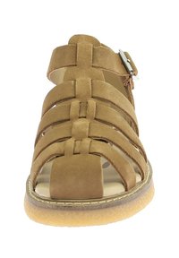 Bruine suede sandaal met meerdere kruislings geplaatste banden, open teen ontwerp, een textuur zool en een zilveren verstelbare gespsluiting.
