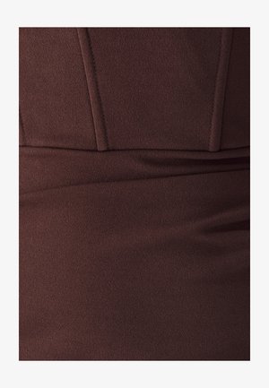 Brun tætsiddende kjole med struktureret stof, der har lodrette sømme og en let draperet nederste del for en strømlinet silhuet.