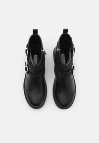 Guess Kovbojské/motorkářské kotníkové boty - black
