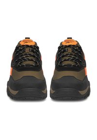 Pár olivově zelených a černých tenisek Reebok s oranžovými akcenty a černými šňůrkami se vzorem, zobrazených zepředu.