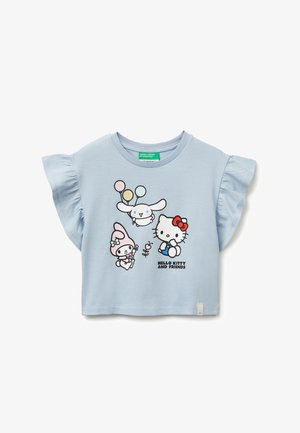Hellblaues Kinderhemd mit kurzen Ärmeln und Rüschensäumen, darauf Hello Kitty und Freunde, die Luftballons und eine kleine Blume halten.