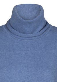 Hellblaue Rollkragenpullover aus einem gerippten Stoff. Verfügt über einen umgeschlagenen Kragen und eine figurbetonte Passform. Das Material wirkt weich und elastisch.