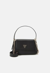 Bolso de mano de piel negra con un logotipo triangular, correa de cadena y un asa superior. Cuenta con cierre de solapa y un diseño elegante.