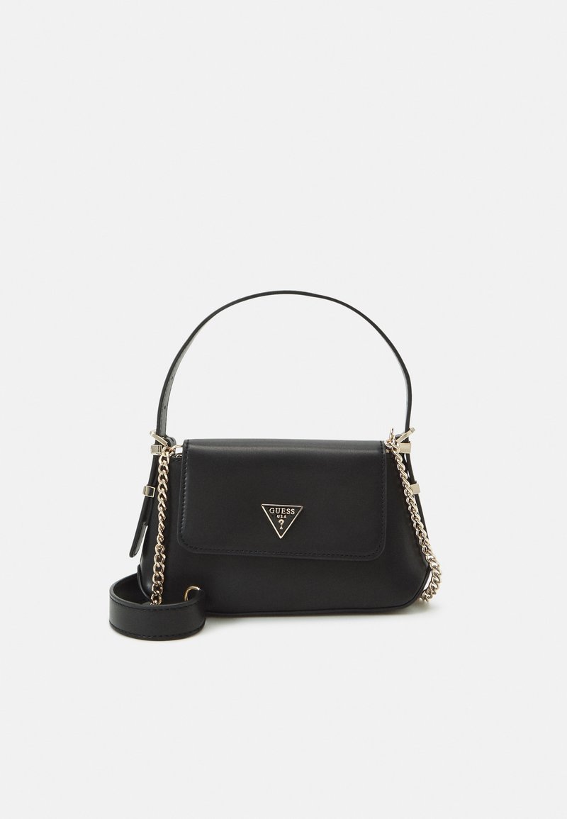 Bolso de mano de piel negra con un logotipo triangular, correa de cadena y un asa superior. Cuenta con cierre de solapa y un diseño elegante.