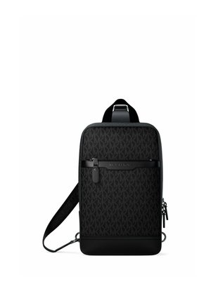 Sac bandoulière noir avec sangle réglable, poche avant zippée et tissu subtilement imprimé avec le logo de la marque.