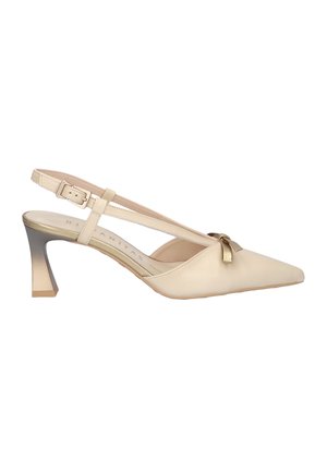 Escarpin slingback pointu couleur crème avec nœud accent doré et bride de cheville réglable sur un talon sculpté de hauteur moyenne.