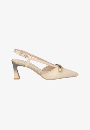 Crèmekleurige spitse slingback-hak met gouden strikaccent en verstelbare enkelriem op een gebeeldhouwde hak van gemiddelde hoogte.