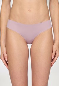 Bikini underwear senza cuciture di colore rosa chiaro, realizzata in un tessuto morbido e stretch. Presenta un design a vita bassa senza cuciture o parti metalliche visibili.