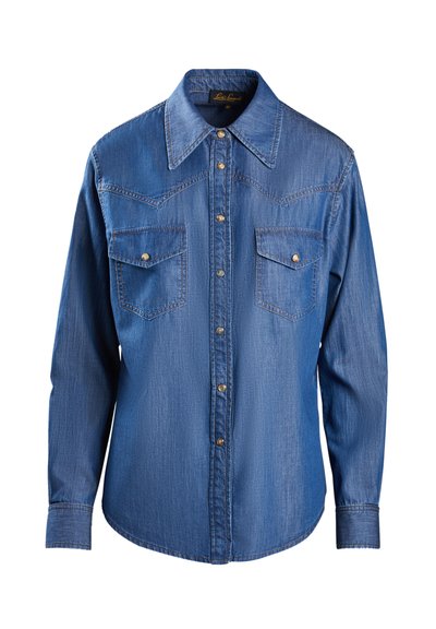 Denim srajca v srednjem modrem odtenku, z ostrim ovratnikom, dvema žepoma na prsih z gumbnimi preklopnimi pokrovi in kovinskimi gumbi spredaj.