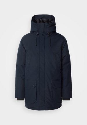 Giubbotto parka blu navy con colletto alto, cappuccio regolabile, due tasche frontali con pattina e polsini a coste. Realizzato in tessuto testurizzato e resistente all'acqua.