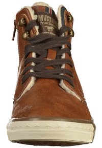Botte de cheville en cuir marron avec doublure en fausse fourrure, lacets gris, bout rond et semelle en caoutchouc blanc présentant un motif texturé sur le côté.