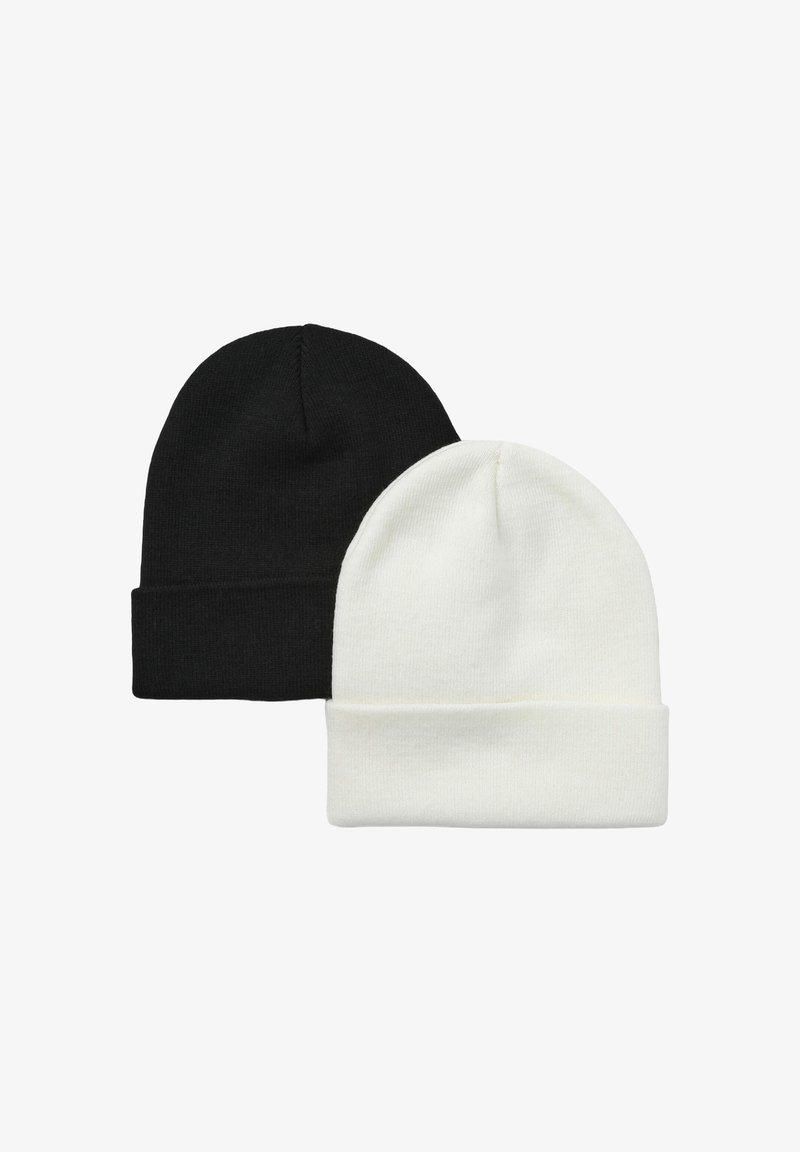 Due cappelli in maglia: uno nero e uno bianco. Entrambi presentano un design con risvolto, una superficie liscia e una vestibilità aderente.