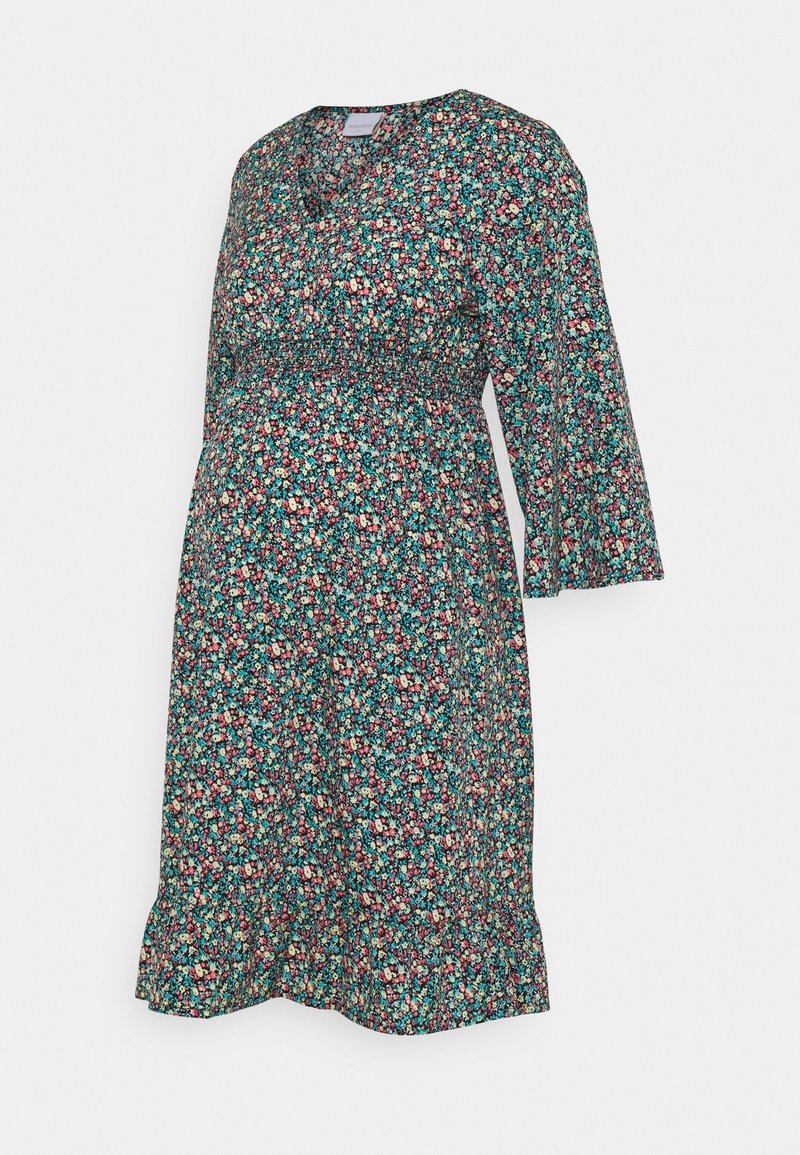 Robe de maternité fleurie avec petites fleurs roses, bleues et blanches, col en V, manches trois-quarts, taille élastique et ourlet volanté.