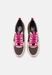 Sneakers con una toma superiore in tessuto marrone patternato, accenti rosa e suola bianca classica. Presenta lacci rosa e logo sulla linguetta.