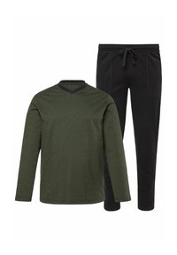 Top de manga larga de color verde oliva con escote en V, combinado con pantalones negros con cordón y detalles de costura en la parte delantera.