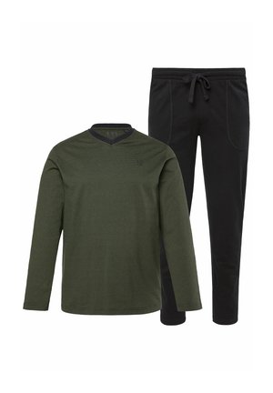 Top verde oliva a maniche lunghe con scollo a V abbinato a pantaloni neri con coulisse e dettagli sulla cucitura frontale.