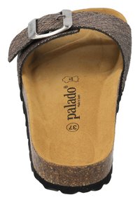 Brązowe płaskie sandały z teksturowanym górnym paskiem, metalowym klamrą i wyściełaną wkładką. Zaprojektowane z naturalnym korkowym śródstopiem i gumową podeszwą.