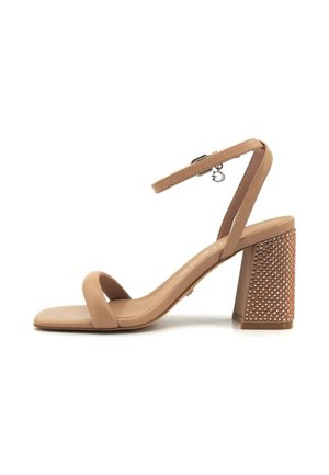 Sandale à talon haut nude avec talon bloc couvert de petits clous, fine bride avant et bride de cheville avec boucle et détail charme.