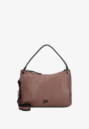 Sac à main en cuir rose pâle avec un dessus arrondi et une bandoulière noire. Dispose d'une fermeture éclair et d'accents en métal avec un logo à l'avant.