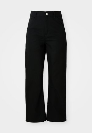 Czarne spodnie o wysokim stanie, prostym kroju z przednimi kieszeniami, paskami na pasek i srebrnym zapięciem na białym tle.