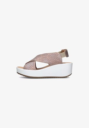 Sandali con zeppa in pelle intrecciata di un delicato rosa pallido, con punta aperta, cinturini incrociati e una suola piatta bianca con grip texturizzato.